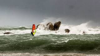 Une session de windsurf à l’occasion de la tempête Ciaran.