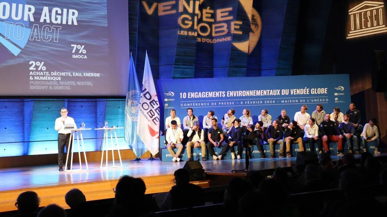 Le président du Vendée Globe Alain Leboeuf annonce, le 6 février, dix engagements environnementaux depuis le siège de l’Unesco à Paris, en présence des 44 candidats au départ de la course autour du monde.