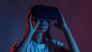 Une femme porte un casque de réalité virtuelle.