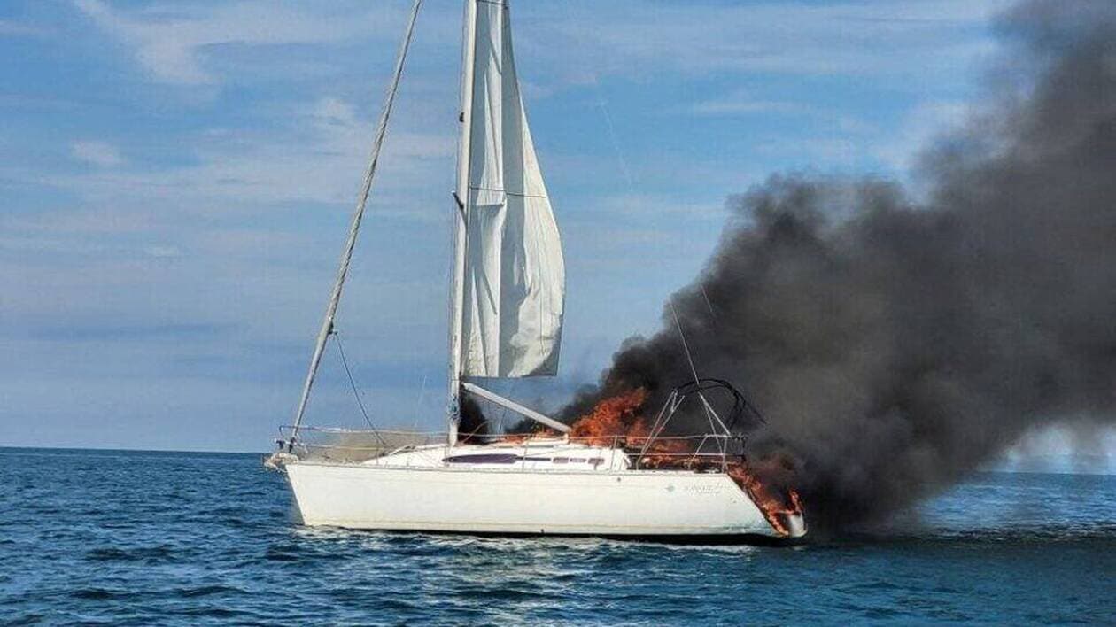 Le voilier de 10 m s’est embrasé avant de couler, en face de la plage de l’Espiguette (Gard).