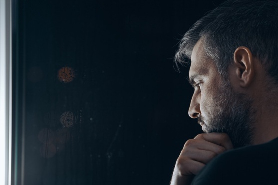 Un homme au regard songeur.