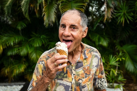 Un homme âgé mange une crème glacée