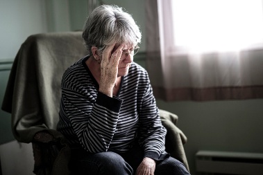 Une femme âgée souffre de dépression