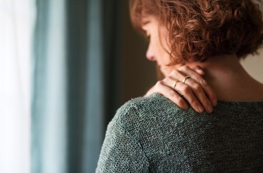 Une jeune femme éprouve une douleur