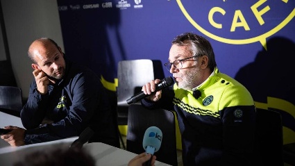 Francis Le Goff, directeur de course (à droite) et le marin Sébastien Rogues, au moment d’annoncer le départ avancé des Ocean Fifty pour la Transat Café l’Or 2025.