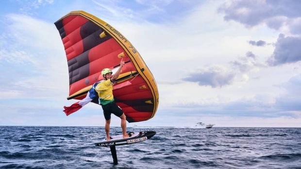 Le Français Mathis Ghio sacré champion du monde de Wing Foil 2025.